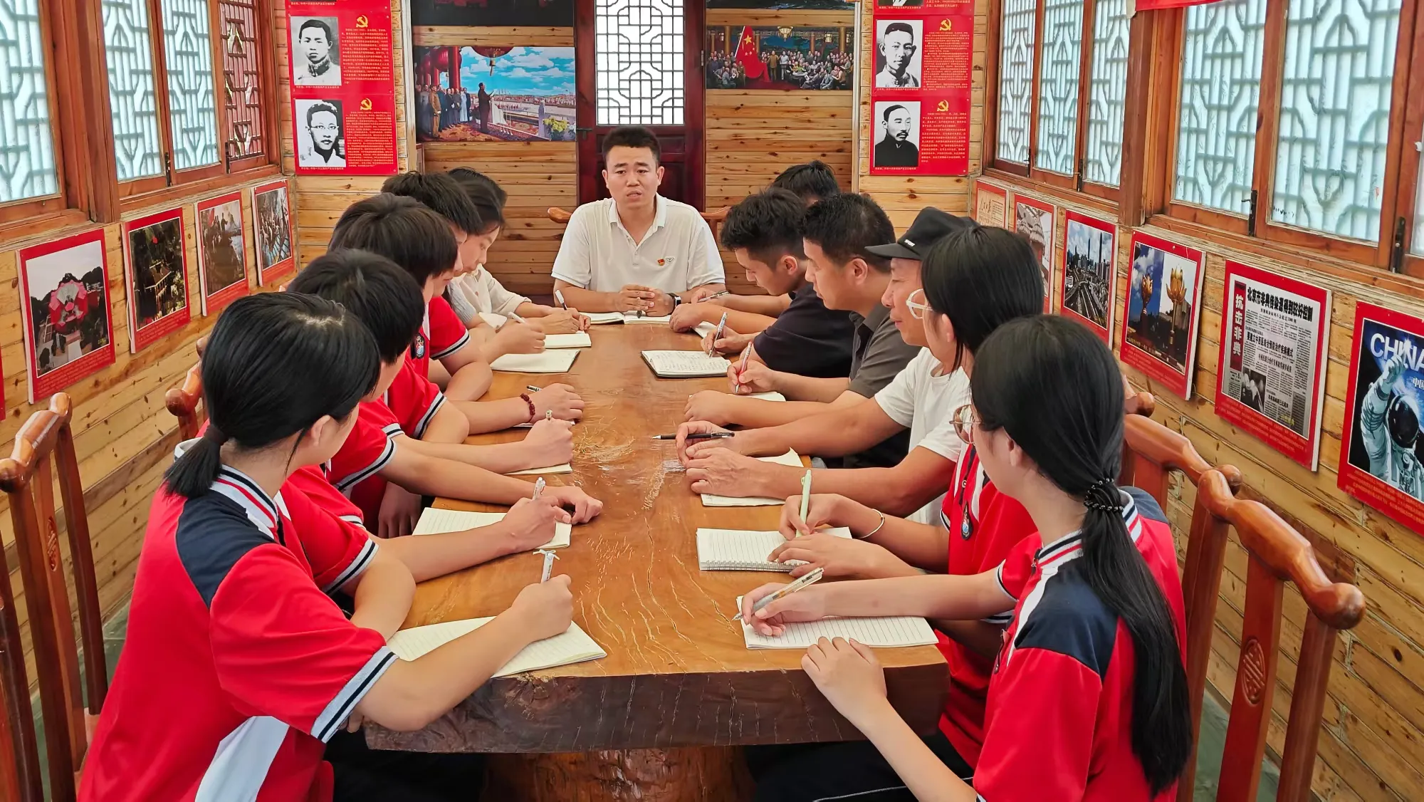 简篇-红船映初心,奋斗正当时 一一天元中学召开纪念抗战胜利 80周年主题党员民主生活会