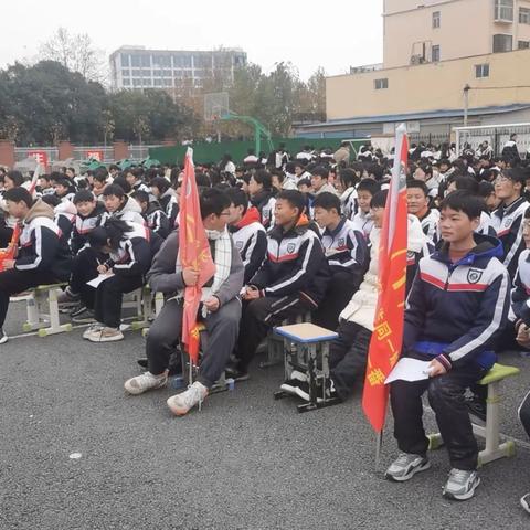 内乡县湍东初级中学课桌操及宪法歌比赛活动纪实