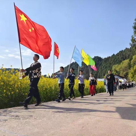 盐亭县九龙镇榉溪小学举办春日踏青活动