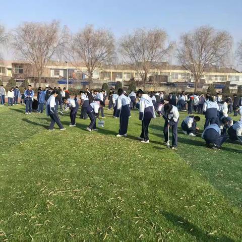 俯身拾秋韵，同心靓校园 记隆湖一站学校劳动教育活动