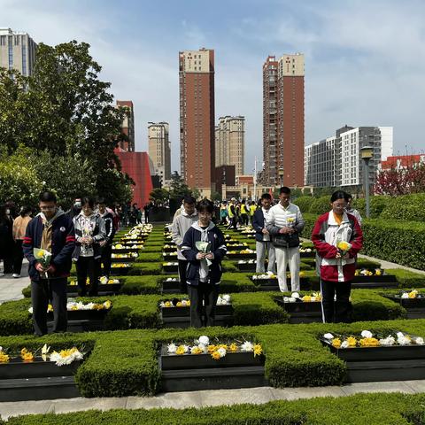 缅怀革命先烈，追忆革命历史--许昌高中组织团员代表祭扫革命烈士