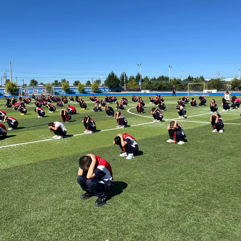 防震演练 安全“童”行——图牧吉中心学校开展防震疏散安全演练