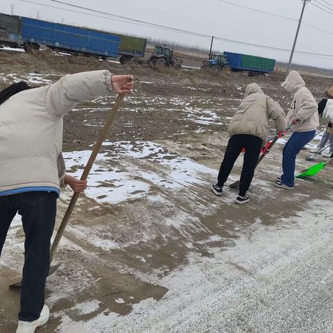 冬日暖人心，扫雪我先行