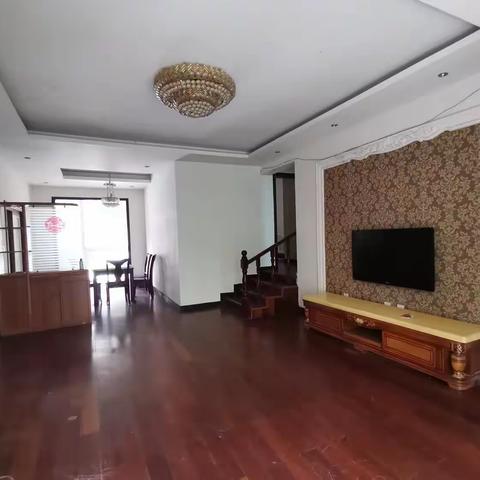 🌟玫瑰园十三区3/2/2，一楼带大花园，产权126平米，花园带一个存藏室，老证59.8万，有车位单卖8万。V67176-68566