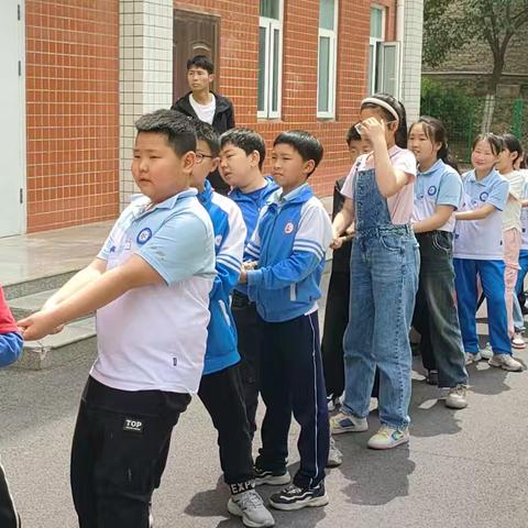 胜利学校四（3）班拔河比赛： 团结一心，力拔山河