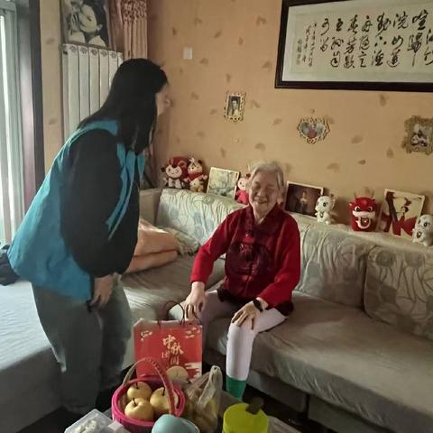 中秋送暖情系残友 常青社区入户慰问传温情