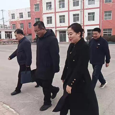 旗人民政府副旗长于明明一行莅临库伦旗第四中学调研
