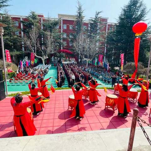 扁担精神放光彩 ‍互助教育展新姿 铜川市第四中学隆重举⾏ ‍2026届中考动员暨励志教育⼤会