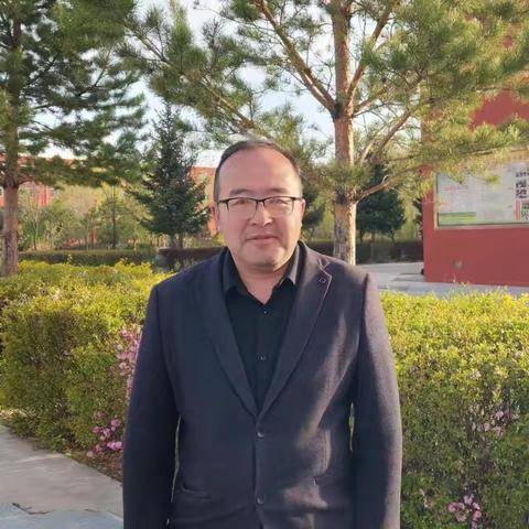 以数为笔，以心育人——记数学教师兼班主任张永清