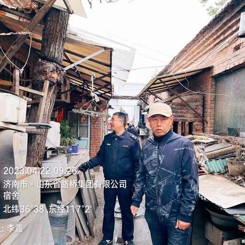 雨天排查危房隐患 确保居民生活安全