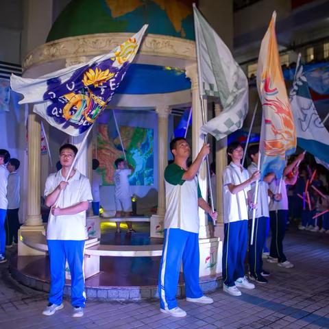 燃星火成炬，响战鼓催征——海口四中举行高三喊楼助威活动