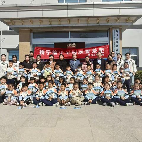 大手拉小手，开展世界气象日科普宣传活动