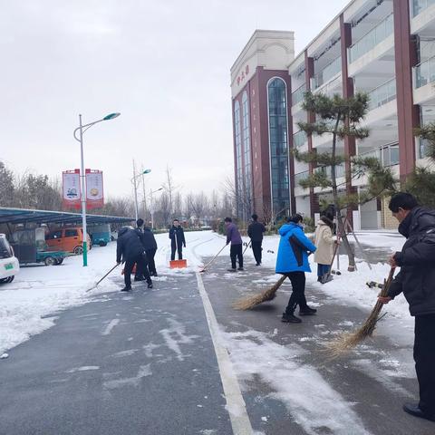 清扫积雪•美丽启航—金乡县北城小学清扫积雪活动诠释责任与温暖