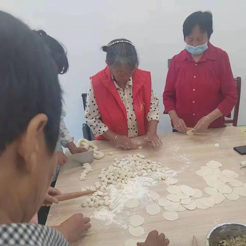 殷棚乡土楼村开展敬老孝善饺子宴活动