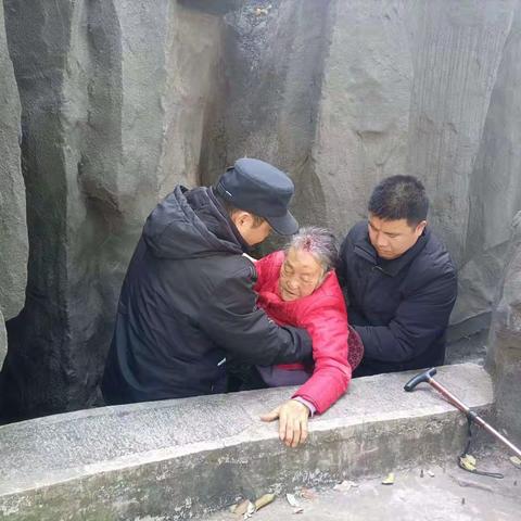 危难时刻伸援手，救死扶伤真英雄——宝石花泾河园中队