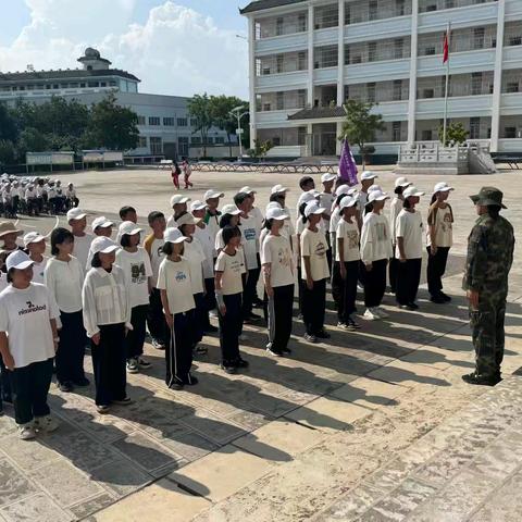 军训磨炼意志、拼搏展现风采——2024-2025学年江川区龙街中学七年级新生军训