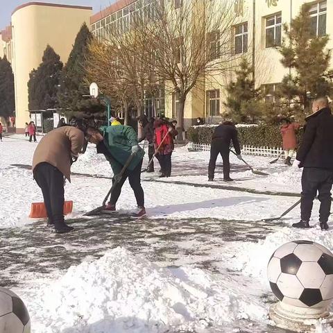 温情融积雪，爱意满校园                    ———范村小学扫雪除冰活动