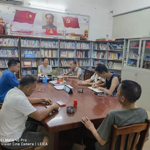 多琏村委会召开会议，部署今年4号台风“泰利”的防汛防风工作。