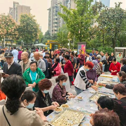 “九九重阳节 浓浓敬老情”——绿地世纪城社区开展重阳节包饺子活动