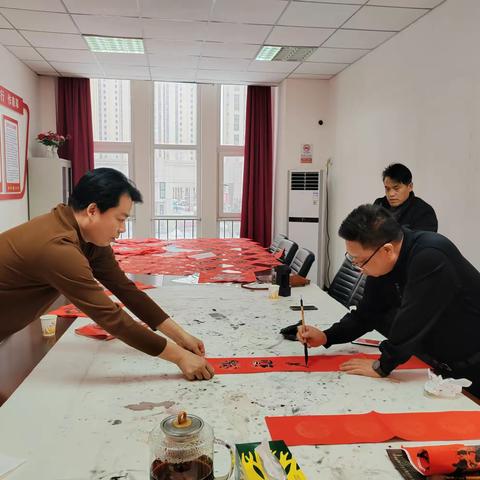 瑞雪映福字，墨香暖人心——新郑新区赵庄社区写春联送祝福活动