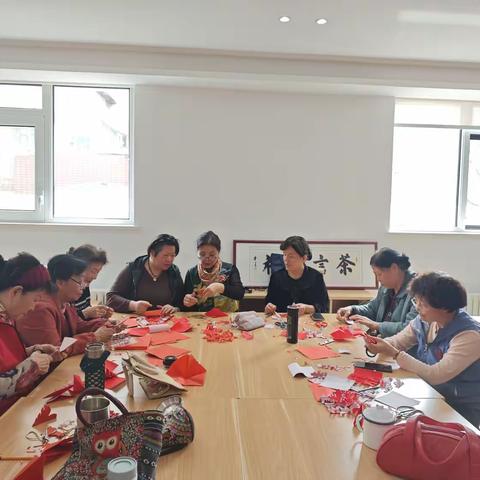 【六里山街道社区社会组织联合会】剪一纸福运 迎一程春光——铁路玉函社区开展“非遗剪纸艺术”主题活动