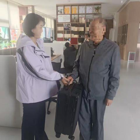 “微心愿”点亮求学路，暖心行李箱承载大梦想——铁路玉函社区为低保家庭大学生送上暖心关怀