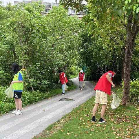九龙城社区开展“爱河护水 清洁家园”志愿服务活动