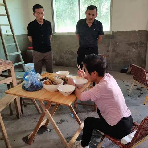 市残联副理事长叶树春率队来横峰检查指导残疾人工作