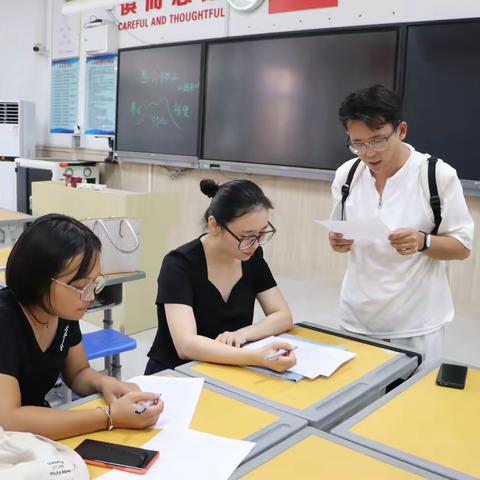 伏城爱迪初中教师扎实的教学基本功：夯实普通话与粉笔字，为教学赋能