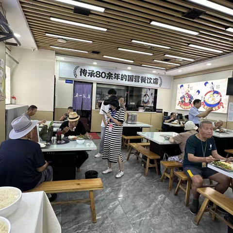 韩森寨街道“饭大爷”秦川社区食堂迎接西安市人大代表第一专题调研小组考察调研