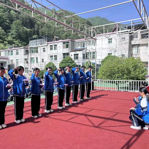 赓续五四薪火 青春挺膺担当——镇安县木王镇九年一贯制学校开展团员纳新活动