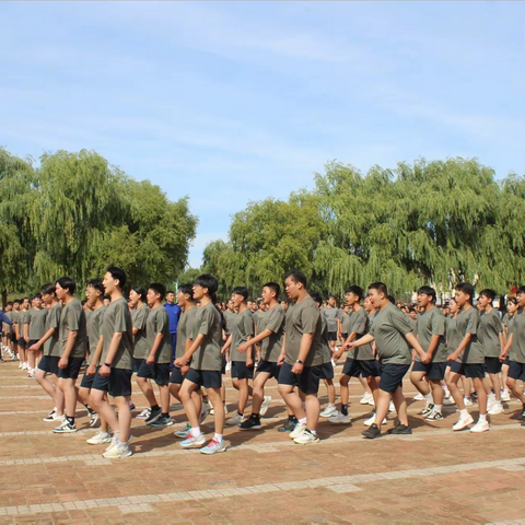 军训磨砺扬斗志 意气风发少年行
