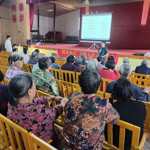 金竹镇金竹村老年人健康教育与智能手机培训同步进行