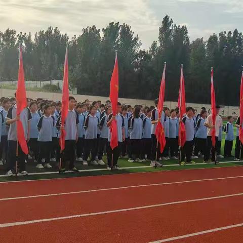 校园操场活动：活力与庄重交织的青春画卷