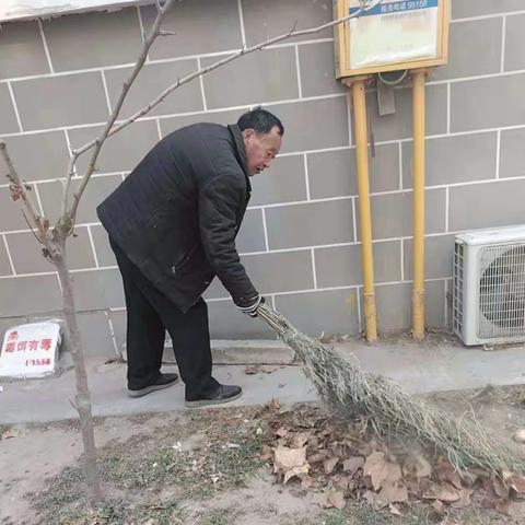 文昌社区在辖区内进行巩卫清扫活动