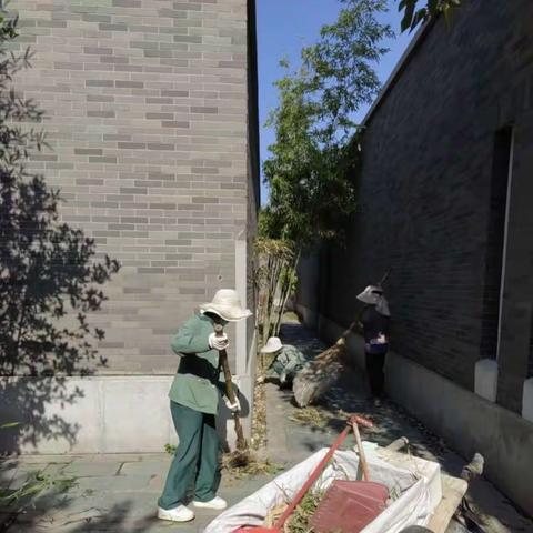 文昌社区在辖区内小区打扫卫生死角，进行巩卫清扫活动