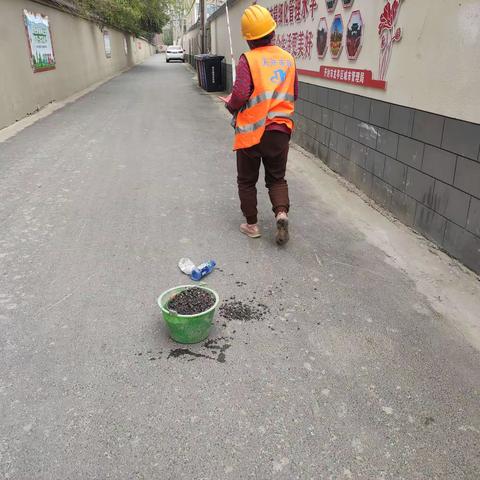 文昌社区在辖区内开展巩卫清扫活动