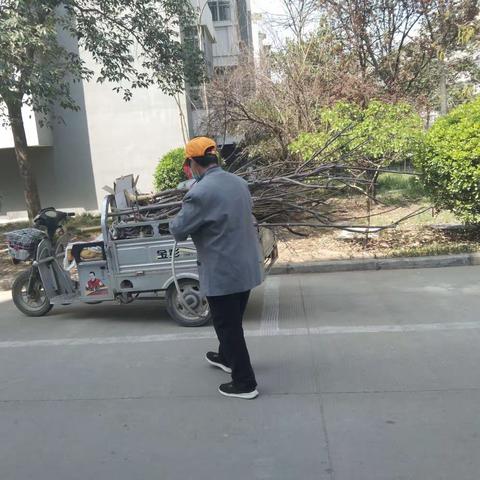 文昌社区在辖区小区内开展巩卫清扫活动