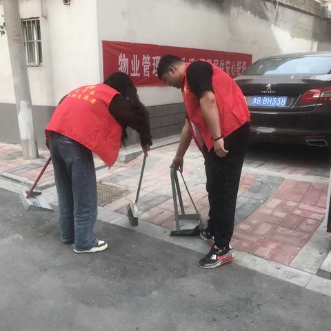 文昌社区在辖区内开展巩卫清扫活动