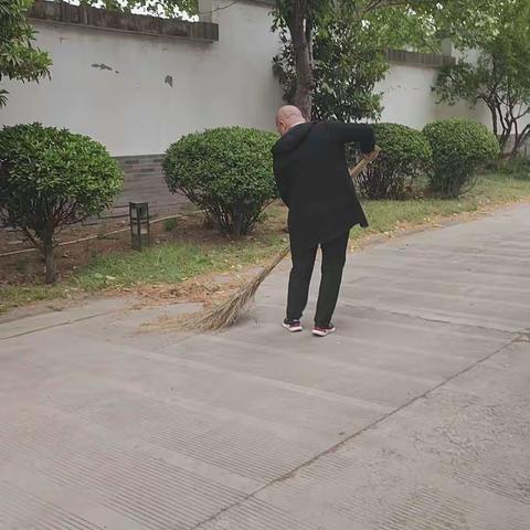 文昌社区在辖区内开展巩卫清扫活动