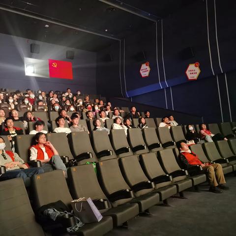 弘扬五四爱国精神，展示青年志愿风采 -祭城路街道社工站公益观影活动
