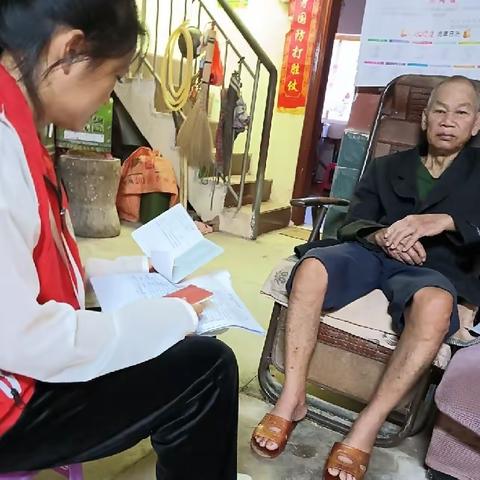 网格员入户走访高龄退役军人