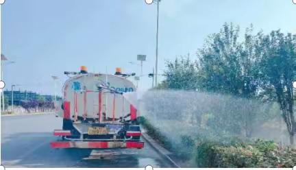 封丘县公路事业发展中心 ——洒水降温、绿化苗木“解渴”，为夏日公路“送清凉”