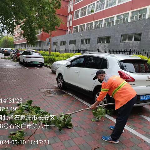 雨中环卫工人显担当