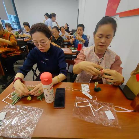 【文化社区建设】粽香飘邻里，艾意暖人心——世茂天城中心社区开展“端午节艾草挂饰”DIY活动