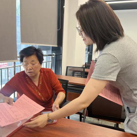 世茂中心北社区开展银龄安康宣传纸发放活动