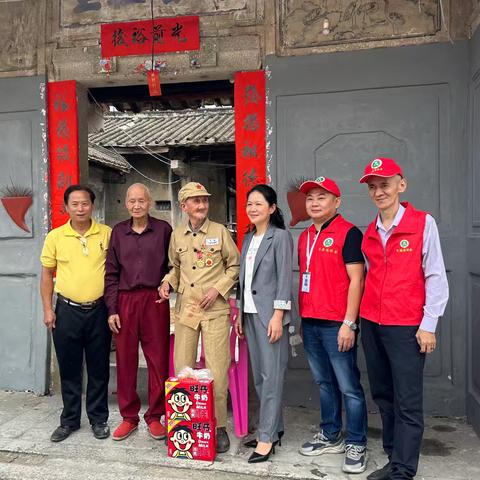 情暖敬老月，情系老兵心