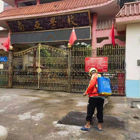 区住建局为防控登革热对人口密集区背街小巷井口进行消杀情况