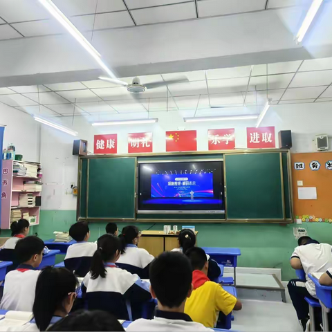 探秘微观，解码未来：一场启迪学生科学思维的直播盛宴
