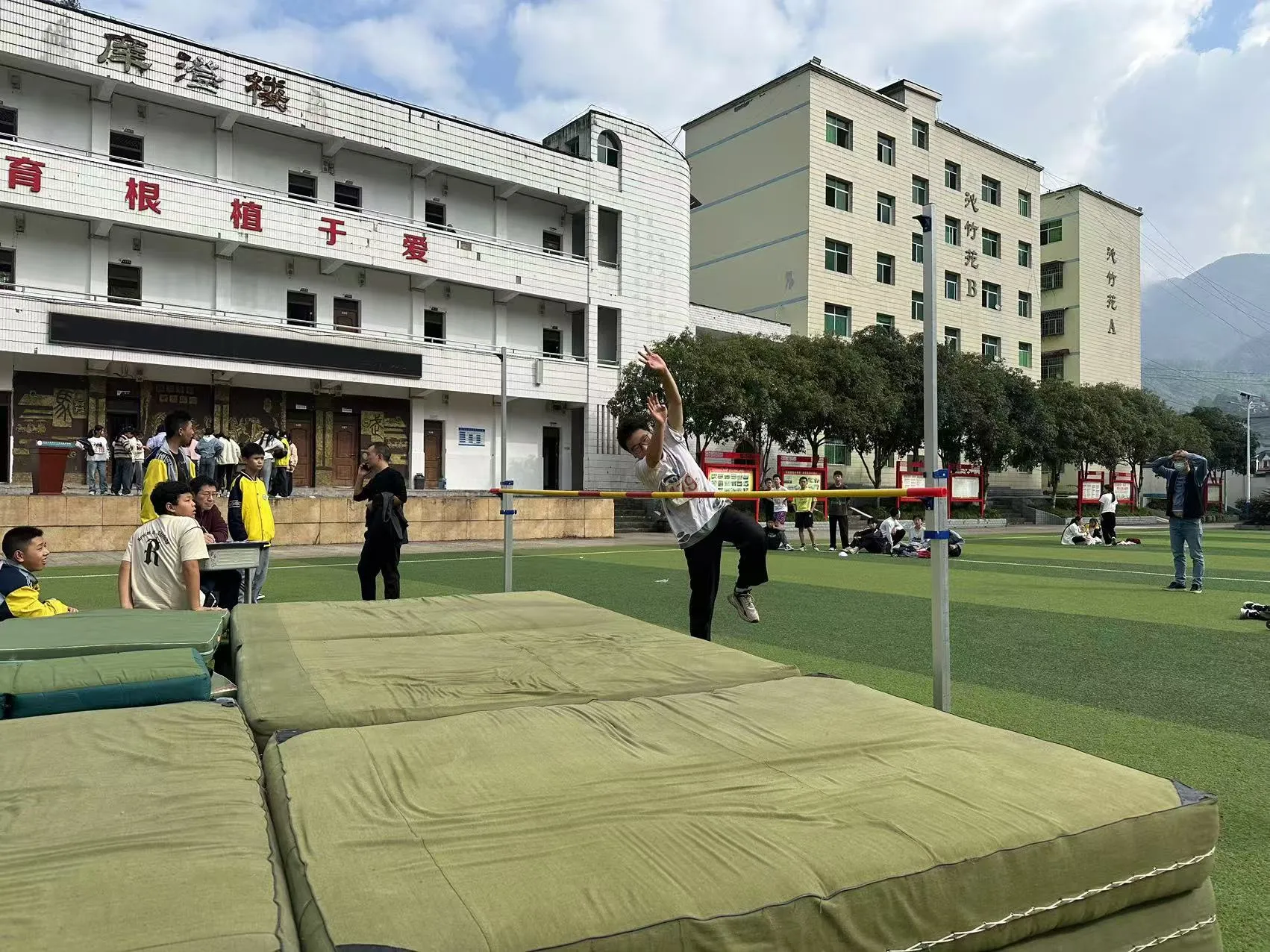 简篇-马武中学校2024年秋季学生田径运动会正式拉开帷幕